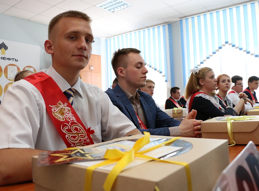 Работники Саратовского НПЗ поздравили учащихся выпускного «Роснефть-класса»