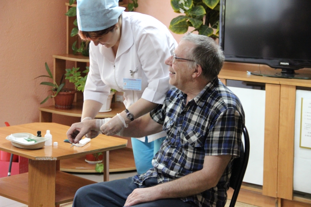 Сотрудники Балашовского дома-интерната рассказали проживающим о правилах оказания первой помощи при укусе клещей и змей