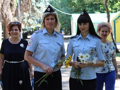 Накануне Дня семьи, любви и верности саратовские полицейские подарили горожанам цветы