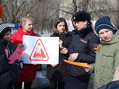 Школьники напомнили водителям о детской безопасности