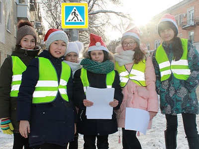 Ученики поздравили водителей с наступающим Новым годом