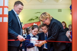 Ученики Октябрьского района приняли участие в открытии экспозиции «Дети в Интернете»