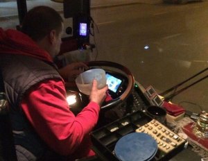 Водителя автобуса, который ел за рулем и смотрел сериалы, отстранили от работы
