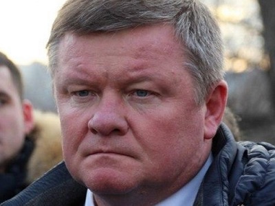 Спуск от Триумфальной арки заброшен и зарос сорняками в ожидании строительства Никольского взвоза