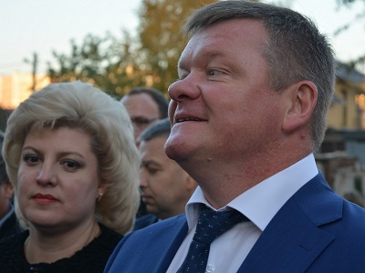 Горожанка показала разбитую дорогу, по которой люди ходят и ездят в лагерь, на родник и пруд