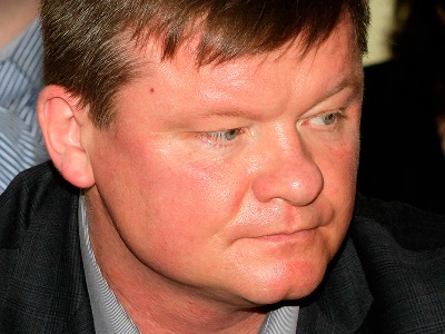 Жители дома по пр. Строителей возмущены вечной лужей с тухлой водой во дворе