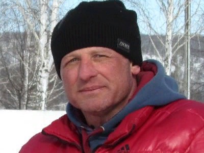 Энтузиаст в Балтае украсил двор цветными огнями, фигурами Мороза и снеговика