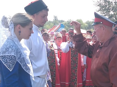 Саратовские многодетные семьи познакомились с казачьими свадебными обрядами и творчеством Ренуара 