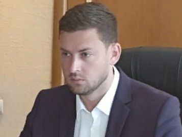 В Кировском районе здание с обваливающимся фасадом обнесут забором