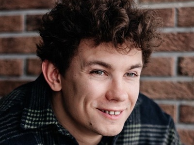 Съемка сериала «Комбинация» у саратовского кинотеатра «Победа»: актер Никита Кологривый вызвал ажиотаж среди юных горожанок