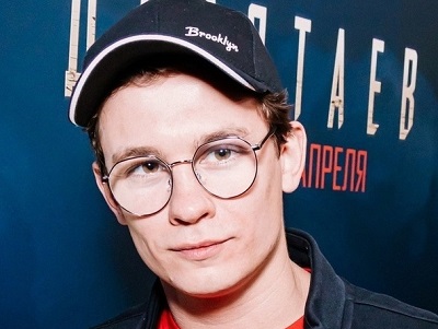 Съемки сериала «Комбинация» в Саратове: подростки устроили погоню за Никитой Кологривым, чтобы сфотографироваться