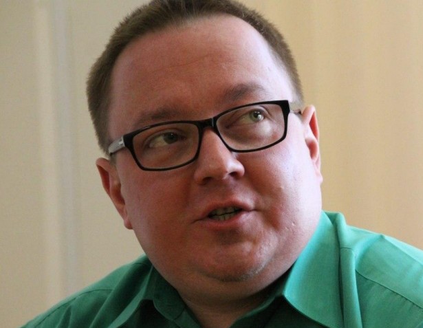 Женщина погибла при падении с шестого этажа 