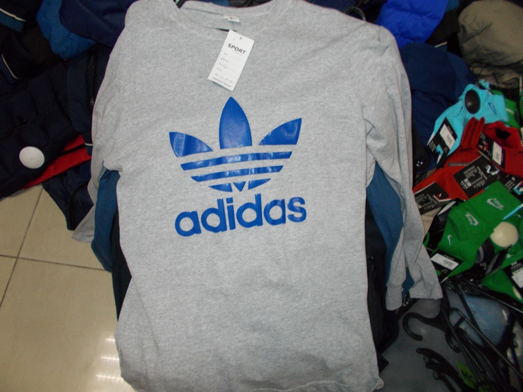 Саратовские таможенники изъяли 337 единиц контрафактной одежды и обуви