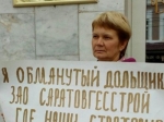 Участница пикета у правительства требует достройки домов 