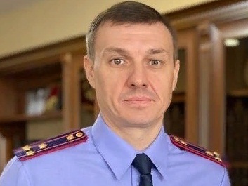 В Энгельсе пенсионерка провалилась вместе с полами. Экс-глава УК стал обвиняемым