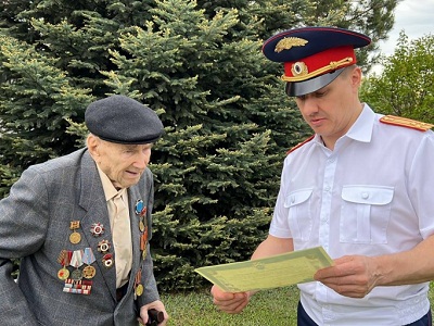 Следователи и кадеты поблагодарили ветерана Александра Шмачкова за героизм