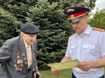 Следователи и кадеты поблагодарили ветерана Александра Шмачкова за героизм