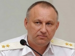 Прямо на проезжей части из иномарки вытащили мужчину, у которого был пакет, полный денег: видео