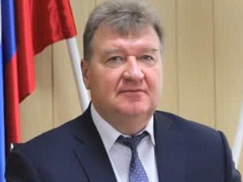 Бревна от спиленных деревьев неделями не убирают с берега саратовской реки