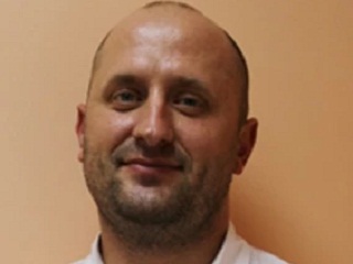 Балаковские нейрохирурги 3,5 часа оперировали парализованную женщину: ей удалили два позвонка и поставили протез