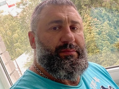 «Весь подъезд просыпается под громыхания»: жители дома в Энгельсе пожаловались на постоянный шум от гантелей и музыки в фитнес-клубе в пристройке и несговорчивость владельцев