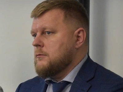 Утром в Заводском районе Саратова отечественная легковушка утонула в яме