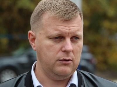 В Заводском районе три дня не убирают упавшее на машины дерево