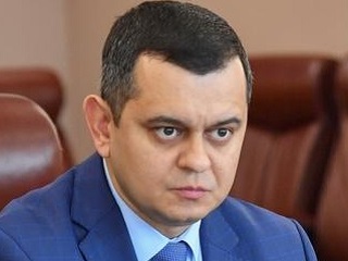 В Саратове жители обнаружили двор, где в миниатюрных ящиках держат двух медведей. Они живут так так уже год