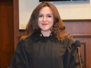 Дело девочки, которая после 14 лет решила жить с отцом: судья, прогнозируя отмену ещё одного своего решения, отложила процесс