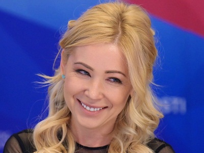 В Саратове сотни подростков не попали на встречу с Мизулиной: у входа в театр собралась толпа