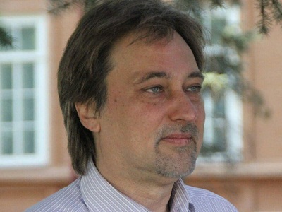 «Занавески, окна — от предыдущих хозяев остались»: соседка обвиненного в убийстве жены экс-чиновника рассказала о его квартире