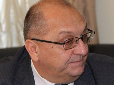 «Что у наших чиновников за страсть к уничтожению?»: в сквере на Астраханской спилили деревья, ветки и стволы бросили на пешеходную дорожку