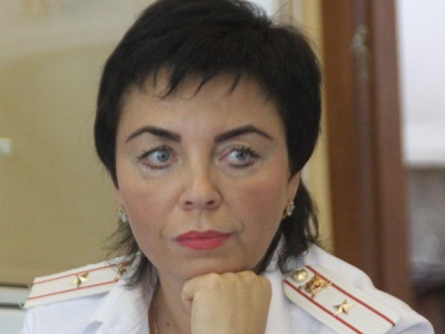 В Энгельсе «буханка» съехала с дороги и врезалась в столб