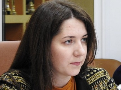 Фотосессия в купальнике на лыжах привела к отставке замминистра