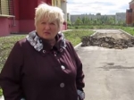 Во дворе новостройки для переселенцев сдирают свежеуложенный асфальт