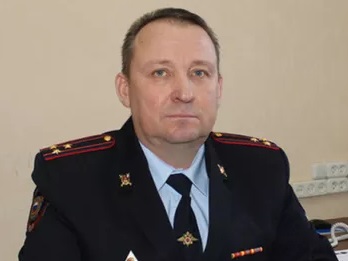 В Петровском районе столкнулись фургон и отечественная легковушка: госпитализированы два человека