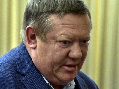 В Юбилейном все дворовые территории, тротуары, клумбы и проезжая часть заставлены автомобилями