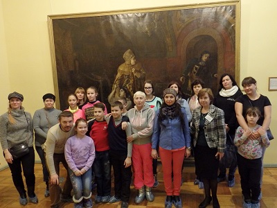 Участники экскурсии в Вольск прогулялись по аллеям старинного парка и покормили голубей 