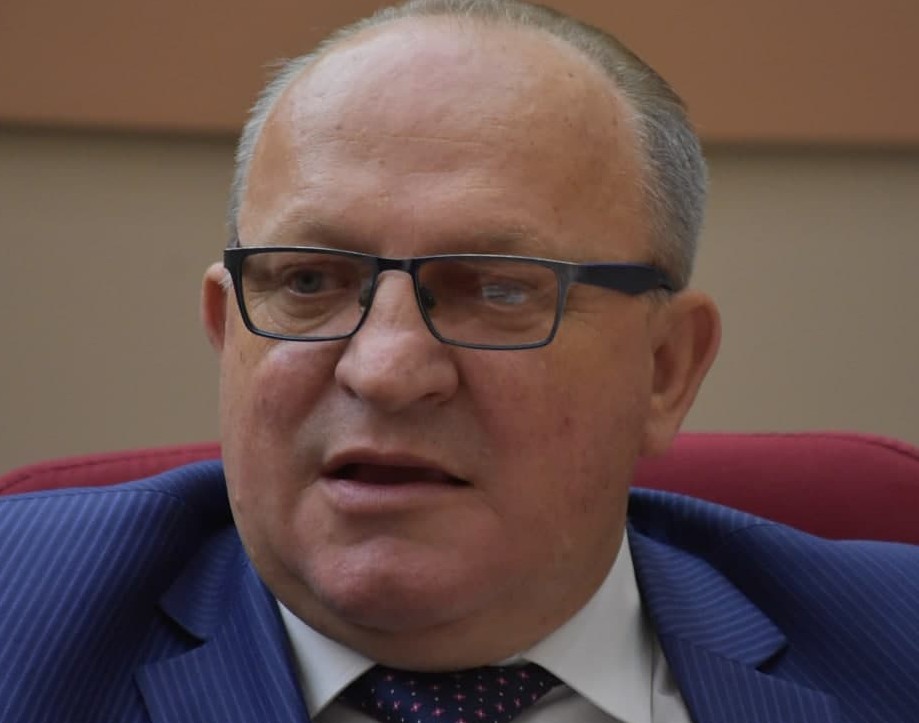 «Скоростной трамвай». В Заводском районе срочно засыпали опасную затопленную яму, что с отводом воды — непонятно