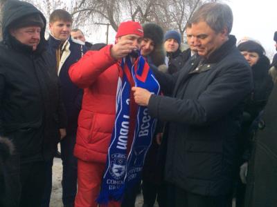 Фанат саратовского «Сокола» подарил Володину шарф