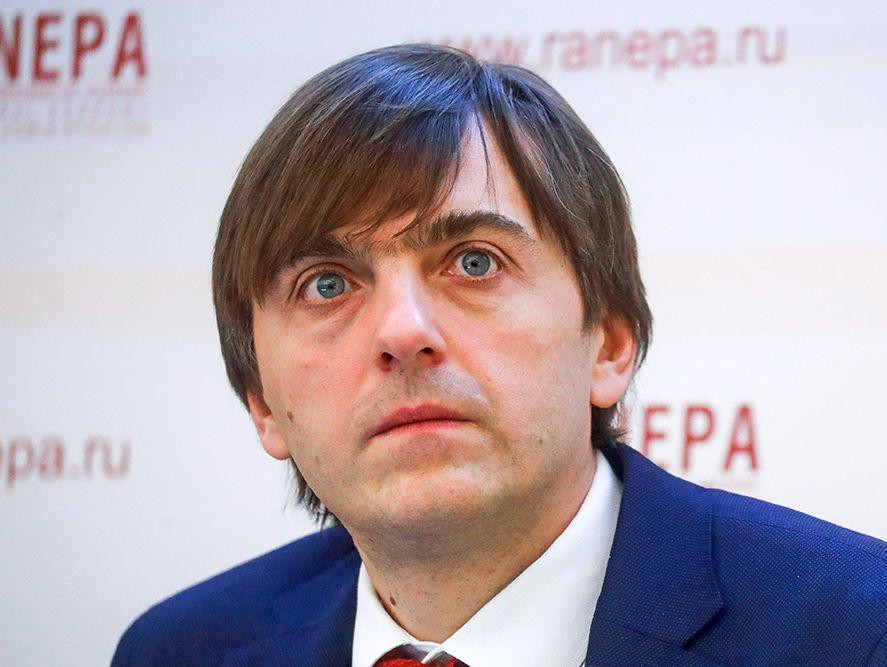 Российским школьникам с 1 сентября запретят использовать телефоны на уроках