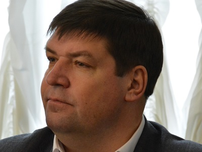 Выбоины затрудняют движение на улице Университетской