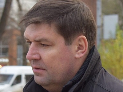 Открытый люк на Танкистов оказался на бесхозяйной канализационной линии