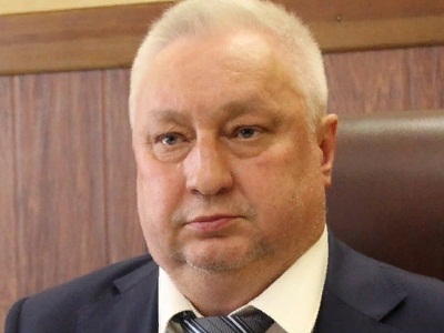 В Энгельсе уже несколько месяцев не убирают остатки сгоревшего барака с оживленной улицы