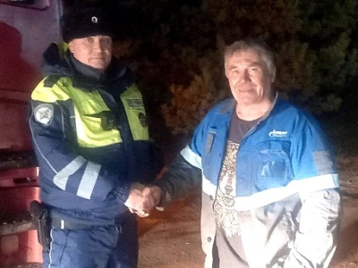 На саратовской трассе сотрудники ГИБДД помогли дальнобойщику из Краснодара