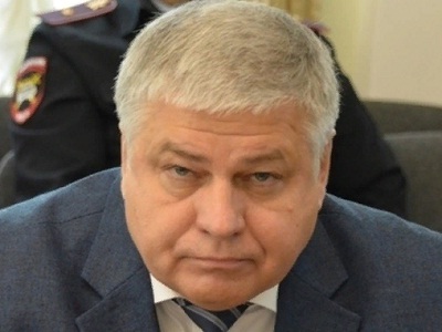 «Такое чувство, что Шелковичную уничтожают, а не ремонтируют»: на заливаемой водой улице в яму провалился автомобиль