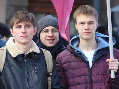 Сотни саратовцев вышли на митинг в поддержку традиционных ценностей России