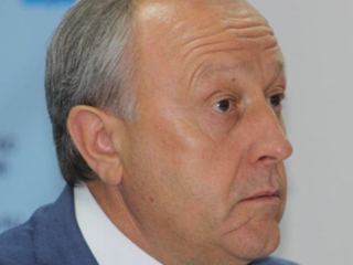 Саратовец просит повлиять на администрацию магазина и заставить убрать кучи мусора