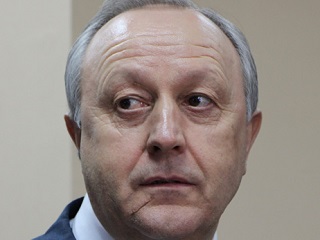 Губернатору показали еще одну детскую площадку, на которой мамы с детьми месят грязь