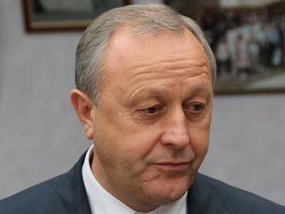 Провал возле правительства Саратовской области украсили георгиевской ленточкой